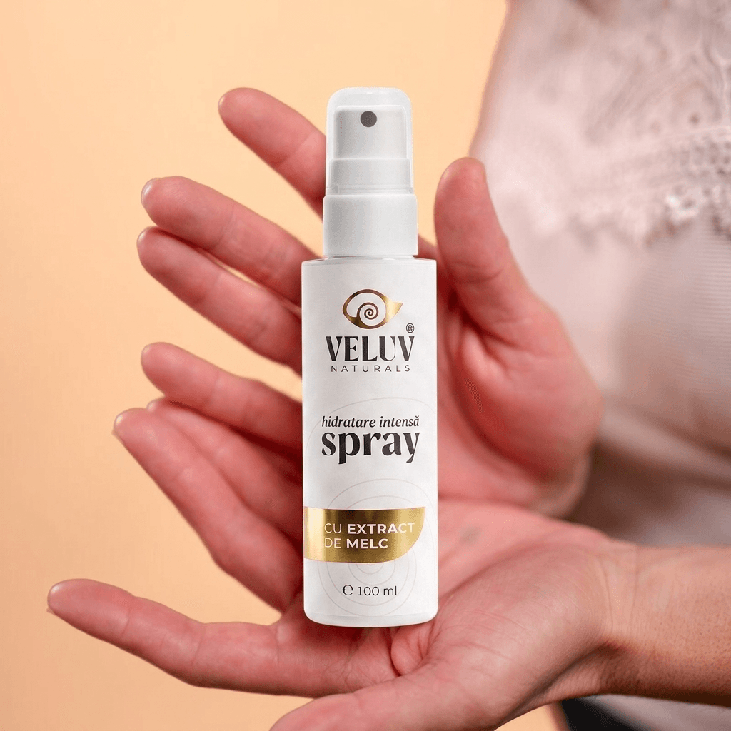 Flacon spray hidratare Veluv Naturals 100ml ținut în mână pentru a arăta dimensiunea produsului