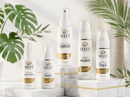 Colecție completă de produse cosmetice naturale VELUV Naturals aranjate pe un podium de marmură